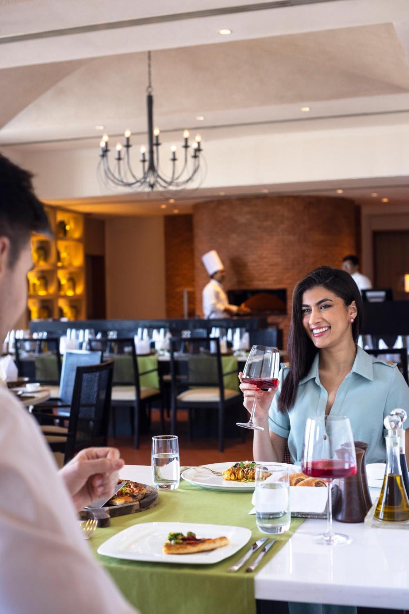 فندق ترايدنت، حيدر أباد المظهر الخارجي الصورة A woman drinking wine
